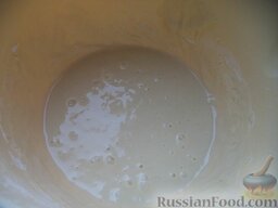 Оладушки на кислом молоке: Тесто должно быть по консистенции как густая сметана.