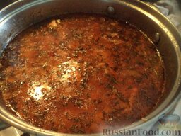 Рыбный суп экономного отца: Помыть и мелко нарезать укроп. Выложить в суп. Снять рыбный суп с огня.
