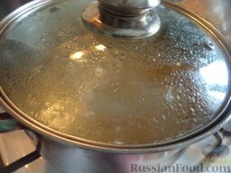 Рыбный суп экономного отца: В рыбный бульон выложить картофель. Варить под крышкой на небольшом огне 15-20 минут.