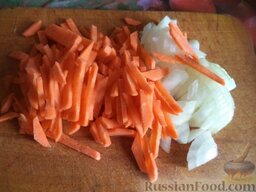 Рыбный суп экономного отца: Очистить и помыть лук и морковь. Лук нарезать кубиками, а морковь нарезать тонкой соломкой.