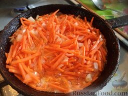 Рыбный суп экономного отца: Разогреть сковороду, налить растительное масло. Выложить лук и морковь. Тушить на среднем огне, помешивая, 2-3 минуты.