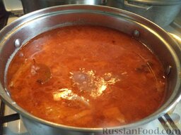 Рыбный суп экономного отца: В суп выложить зажарку, кусочки рыбы. Посолить, поперчить, добавить лавровый лист и лапшу (макароны). Варить рыбный суп до готовности  лапши (около 8-10 минут).