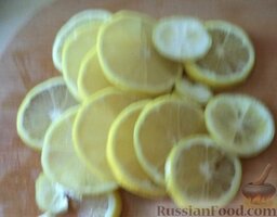 Скумбрия, запеченная в фольге: Лимон помыть, нарезать тонкими кружочками.