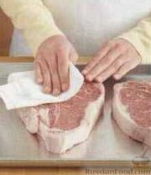 Говяжий стейк на гриле: 3. Стейки помыть, просушить бумажным полотенцем. Посыпать мясо со всех сторон солью, перцем и кориандром.
