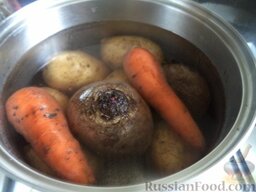 Селедка под шубой: Как приготовить селедку под шубой:    Картофель, свеклу и морковь хорошо помыть, сложить в кастрюлю, залить водой. Довести до кипения. Убавить огонь до минимального, варить овощи под крышкой: морковь и картофель - около 25-30 минут, свеклу - около 50-60 минут (картошку и морковь вынуть по готовности). Овощи охладить.