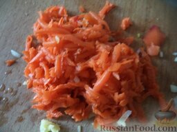 Селедка под шубой: Очистить морковь, натереть на крупной терке.