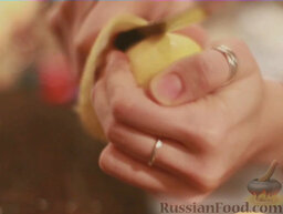 Глинтвейн: С лимона срезать цедру.
