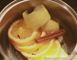 Глинтвейн: В небольшую кастрюльку выложить нарезанный апельсин, цедру лимона, корицу, гвоздику.
