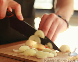 Пирог с семгой: Пока выпекается корж, подготовить начинку.   Лук очистить и нарезать полукольцами.  На сковороде растопить сливочное масло. Обжарить лук.