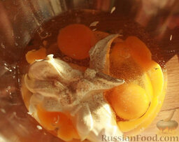 Пирог с семгой: В миску вбить яйца. Добавить сметану, соль, белый перец.
