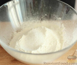 Пирог с семгой: Добавить соль и сахар.