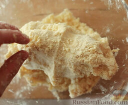 Пирог с семгой: Замесить тесто. Частями ввести в тесто воду и снова тщательно вымесить тесто.