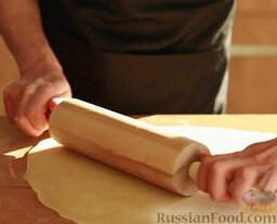 Пирог с семгой: Стол посыпать мукой. Охлажденное тесто раскатать в тонкий пласт.