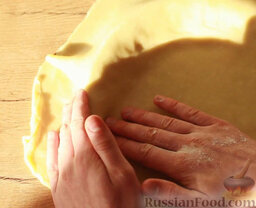 Пирог с семгой: Выложить тесто в форму, обрезать лишнее.