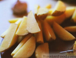 Картофель по-деревенски: Картофель тщательно вымыть и нарезать дольками.