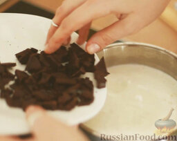 Горячий шоколад: Добавить кусочки шоколада. Перемешать до полного растворения шоколада.