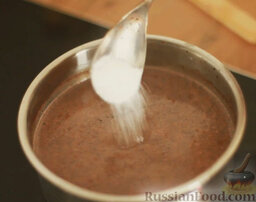 Горячий шоколад: Добавить сахар. Когда шоколад и сахар полностью растворятся, выключить огонь и оставить напиток на 10 минут, чтобы он настоялся.