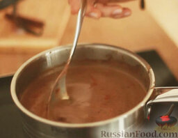 Горячий шоколад: Удалить корицу и ваниль. В горячий шоколад влить коньяк. Перемешать.