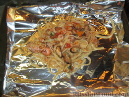 Паста с морепродуктами, запеченная в фольге: На квадрат фольги выкладываем пасту, заправленную соусом.