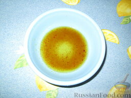 Тунец в кунжуте: Как приготовить тунца в кунжуте:    В мисочке смешиваем оливковое масло, сок лимона и соевый соус.