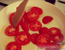 Шпинат с помидорами: Сковороду сбрызнуть растительным (оливковым) маслом. Выложить кружочки помидоров и немного обжарить.