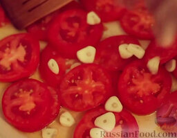 Шпинат с помидорами: Чеснок очистить и нарезать пластинками.  Добавить чеснок к помидорам.