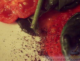 Шпинат с помидорами: Переложить шпинат с помидорами на тарелку. Посыпать черным перцем и посолить.