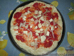 Пицца с беконом и копченым сыром: Как приготовить пиццу с беконом и копченым сыром:    Формы смазать маслом. Тесто распределить руками тонким слоем.   Смазать подсоленным томатным соусом, ароматизированным орегано и капелькой оливкового масла.   Выложить немного лука, нарезанного четвертькольцами и моццареллы, нарезанной кубиком.