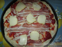 Пицца с беконом и копченым сыром: Выложить ломтики сырокопченого бекона. Выложить ломтики копченого сыра.