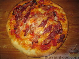 Пицца с беконом и копченым сыром: Пицца с беконом и копченым сыром готова. Приятного аппетита!