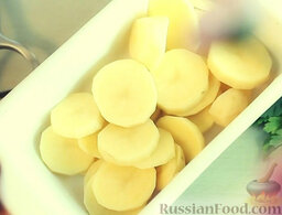 Картофельный гратен в сливочном соусе: Как приготовить картофельный гратен в сливочном соусе:    Картофель очистить и нарезать тонкими кружочками.