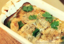 Картофельный гратен в сливочном соусе: Посыпать картофельный гратен сухарями и украсить петрушкой.  Приятного аппетита!