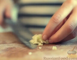 Картофельный гратен в сливочном соусе: Чеснок очистить и мелко нарезать.