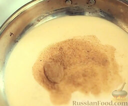 Картофельный гратен в сливочном соусе: Добавить мускатный орех, соль и перец по вкусу.