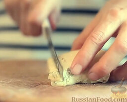 Картофельный гратен в сливочном соусе: Сыр грюйер нарезать.