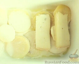 Картофельный гратен в сливочном соусе: Выложить ломтики сыра грюйер.