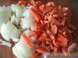 Суп из сушеных грибов с вермишелью: Тем временем очистить и помыть лук и морковь. Лук нарезать кубиками. Морковь нарезать тонкой соломкой или натереть на крупной терке.