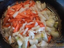Суп из сушеных грибов с вермишелью: Разогреть сковороду, налить в сковороду растительное масло. В горячее масло выложить лук и морковь. Жарить (тушить) на среднем огне, помешивая, около 5 минут.
