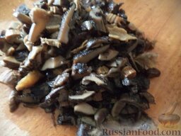 Суп из сушеных грибов с вермишелью: Процедить грибной отвар в кастрюлю (через сито, например).  Грибы еще раз промыть, нарезать кусочками.