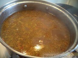 Суп из сушеных грибов с вермишелью: Добавить зажарку. Посолить. Варить суп из сушеных грибов на небольшом огне около 20 минут под крышкой.
