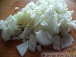 Каша гречневая с тыквой и овощами: Лук репчатый очистить, помыть, нарезать кубиками.