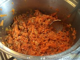 Каша гречневая с тыквой и овощами: Вскипятить чайник. В кастрюлю выложить гречку, подготовленные морковь, лук и тыкву. Посолить. Хорошо перемешать.