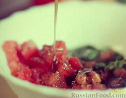 Карпаччо из шампиньонов: Полить помидоры и базилик заправкой.
