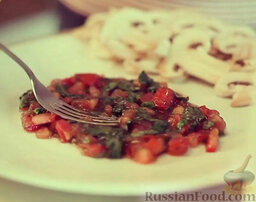 Карпаччо из шампиньонов: На тарелку ровным слоем выложить соус из помидоров и базилика.