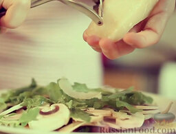Карпаччо из шампиньонов: Разложить листья рукколы.