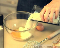 Французские тосты с ягодами: Как приготовить французские тосты с ягодами:    Яйцо смешать с молоком. Тщательно взбить.