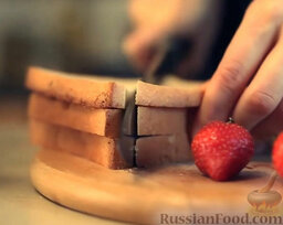 Французские тосты с ягодами: Ломтики тостового хлеба разрезать по диагонали.