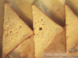 Французские тосты с ягодами: На сковороде растопить сливочное масло. Выложить кусочки хлеба на сковороду. Обжарить их с двух сторон до золотистой корочки.