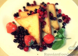 Французские тосты с ягодами: Посыпать ягодами. Украсить французские тосты клубникой и листиками мяты. Посыпать сахарной пудрой.