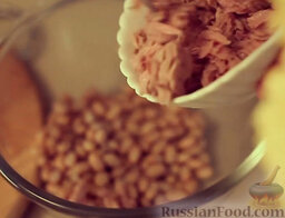 Салат из фасоли и тунца: Как приготовить салат с тунцом и фасолью:    Фасоль выложить в миску.   Добавить рыбу.